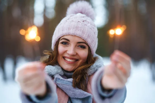 Młoda Dziewczyna Trzymająca Rękach Iskrę Happy Cute Girl Dzianiny Kapelusz — Zdjęcie stockowe