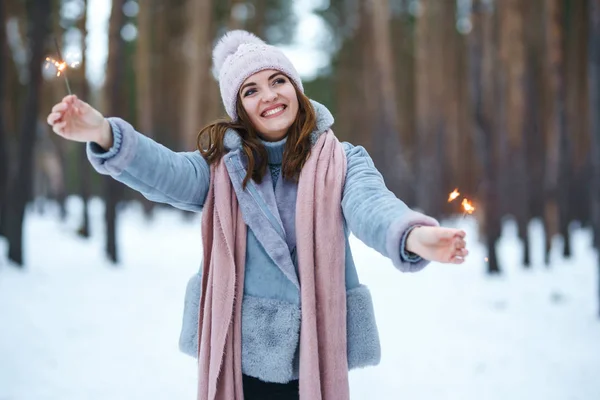 Młoda Dziewczyna Trzymająca Rękach Iskrę Happy Cute Girl Dzianiny Kapelusz — Zdjęcie stockowe