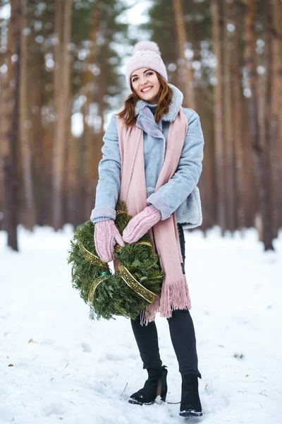 Hermosa Mujer Sosteniendo Corona Hristmas Las Manos Bosque Nieve Feliz —  Fotos de Stock