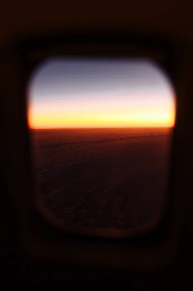 Schöne Aussicht Durch Das Flugzeugfenster Bei Sonnenuntergang Oder Sonnenaufgang Fensterblick — Stockfoto