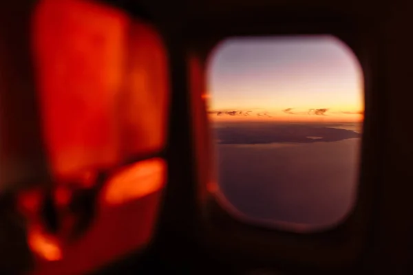 Prachtig Uitzicht Door Het Vliegtuigraam Bij Zonsondergang Zonsopgang Raamzicht Vanuit — Stockfoto