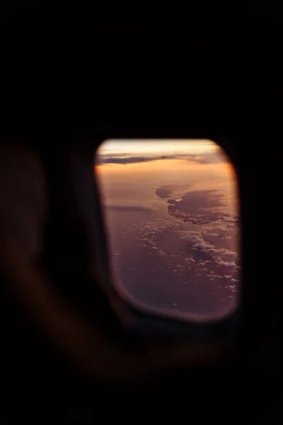 Όμορφη Γραφική Θέα Μέσα Από Παράθυρο Του Αεροσκάφους Στο Ηλιοβασίλεμα — Φωτογραφία Αρχείου