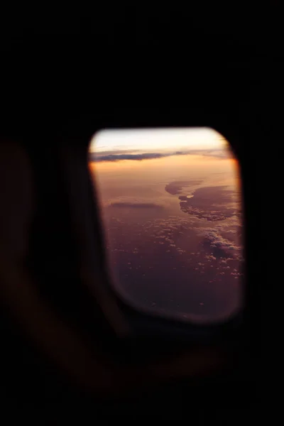 Schöne Aussicht Durch Das Flugzeugfenster Bei Sonnenuntergang Oder Sonnenaufgang Fensterblick — Stockfoto