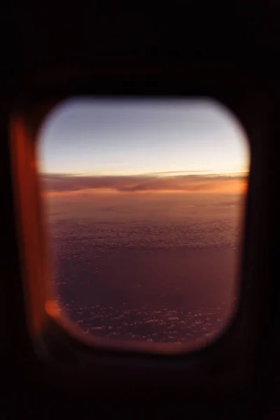 Schöne Aussicht Durch Das Flugzeugfenster Bei Sonnenuntergang Oder Sonnenaufgang Fensterblick — Stockfoto