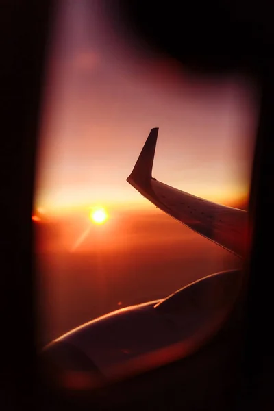 Vacker Utsikt Från Flygplansfönstret Vingen Vid Solnedgång Eller Soluppgång Flyger — Stockfoto