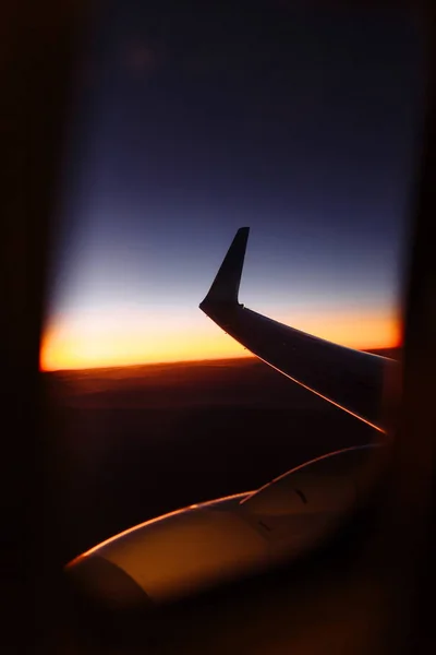 Beautiful View Airplane Window Wing Sunset Sunrise Time Летят Над — стоковое фото