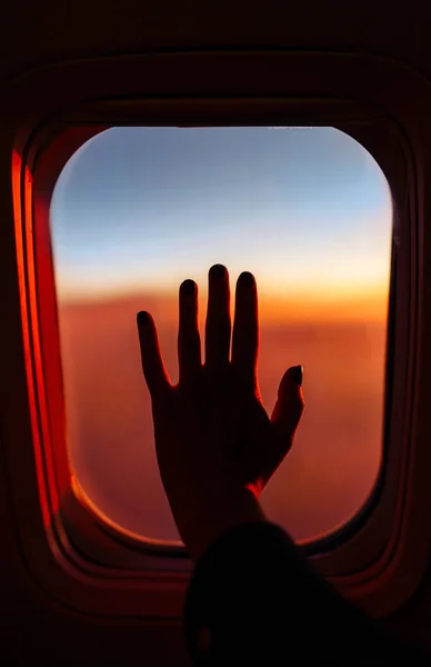 Manos Hombre Ojo Buey Avión Durante Vuelo Hermosa Vista Panorámica —  Fotos de Stock