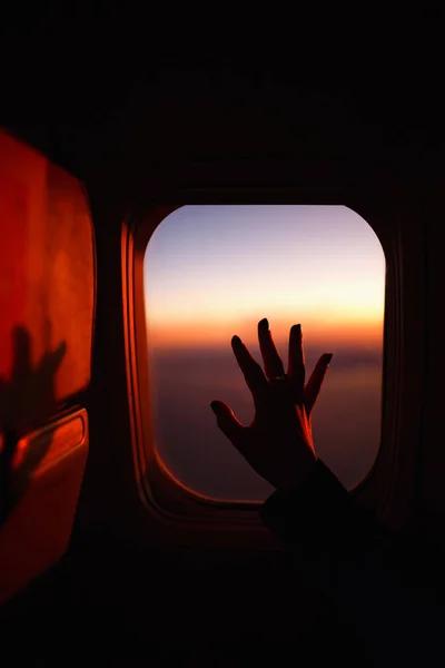 Erkekler Uçuş Sırasında Pencerede Ele Tutuşur Gün Batımında Gün Doğumunda — Stok fotoğraf