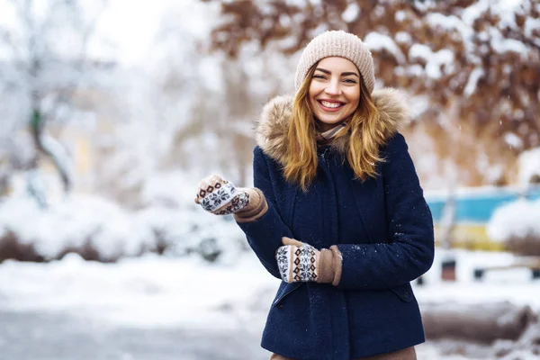 Schöne Frau Steht Zwischen Schneebedeckten Bäumen Winterwald Junges Mädchen Bekleidet — Stockfoto