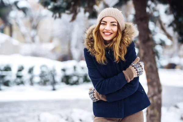 Vacker Kvinna Står Bland Snöiga Träd Vinterskogen Ung Flicka Klädd — Stockfoto