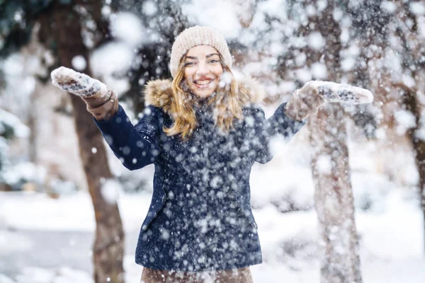 Hermosa Chica Jugando Con Nieve Bosque Invierno Chica Sonriente Una — Foto de Stock