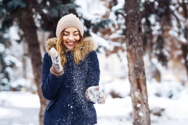 Hermosa Chica Jugando Con Nieve Bosque Invierno Chica Sonriente Una —  Fotos de Stock