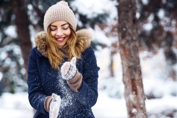 Hermosa Chica Jugando Con Nieve Bosque Invierno Chica Sonriente Una —  Fotos de Stock