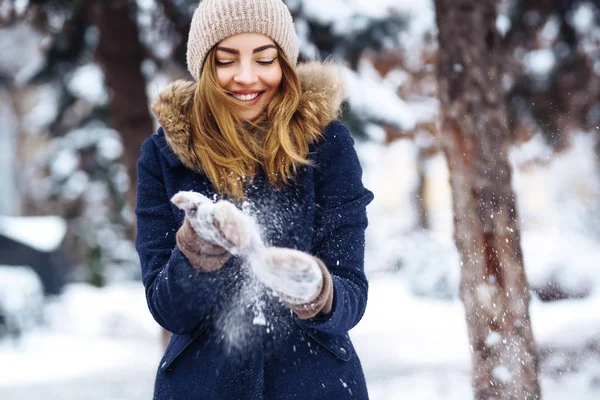 Schönes Mädchen Das Mit Schnee Winterwald Spielt Lächelndes Mädchen Blauer — Stockfoto