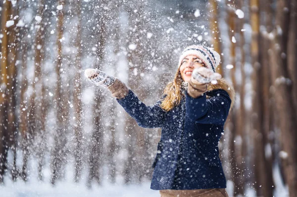 Giovane Donna Felice Gioca Con Una Neve Nella Soleggiata Giornata — Foto Stock