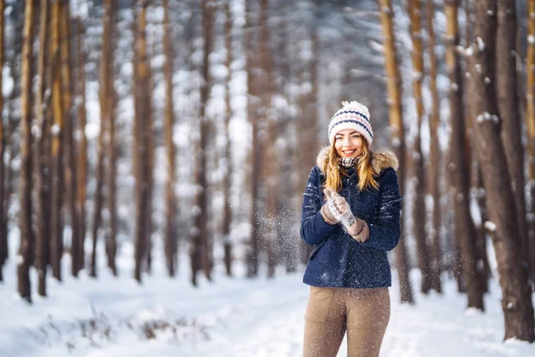 Mutlu Genç Kadın Güneşli Kış Gününde Karla Oynuyor Kızlar Kışı — Stok fotoğraf