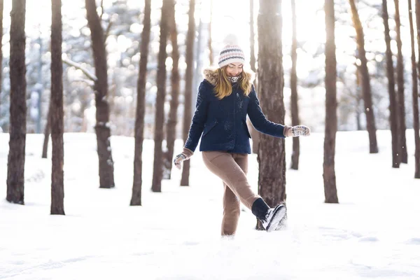 Ευτυχισμένη Νεαρή Γυναίκα Παίζει Χιόνι Την Ηλιόλουστη Χειμωνιάτικη Μέρα Κορίτσι — Φωτογραφία Αρχείου
