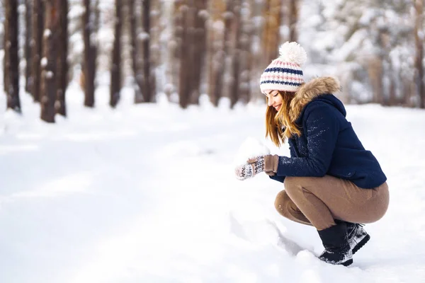 Glad Ung Kvinna Leker Med Snö Solig Vinterdag Flickan Njuter — Stockfoto