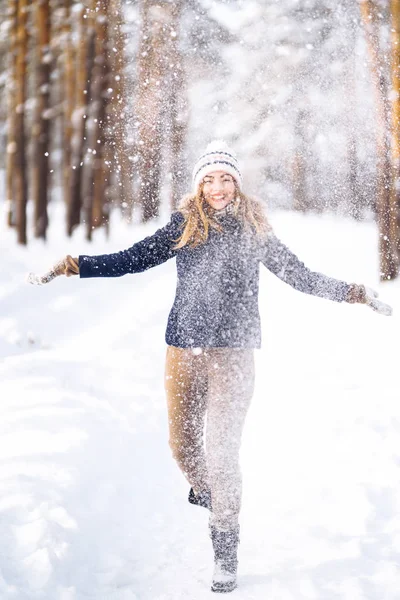 Joven Feliz Juega Con Nieve Día Soleado Invernal Chica Gusta — Foto de Stock