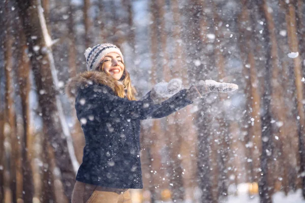 Mutlu Genç Kadın Güneşli Kış Gününde Karla Oynuyor Kızlar Kışı — Stok fotoğraf