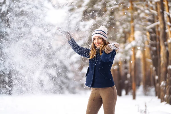 Jovem Feliz Brinca Com Uma Neve Dia Ensolarado Inverno Menina — Fotografia de Stock