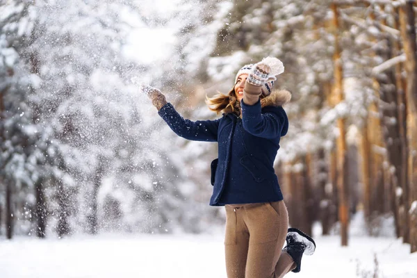 Joven Feliz Juega Con Nieve Día Soleado Invernal Chica Gusta — Foto de Stock