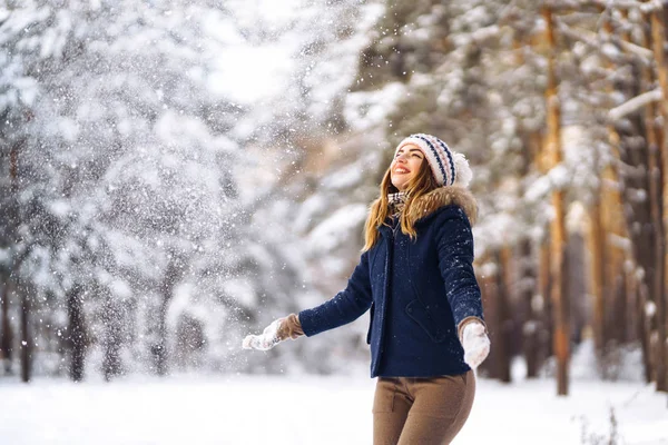 Щаслива Молода Жінка Грає Снігом Сонячний Зимовий День Дівчина Насолоджується — стокове фото