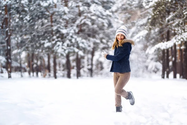 Joven Feliz Juega Con Nieve Día Soleado Invernal Chica Gusta — Foto de Stock
