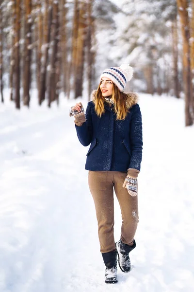 Retrato Una Joven Hermosa Con Pelo Largo Una Chaqueta Azul — Foto de Stock