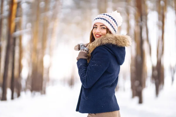 머리에 재킷을 모자를 겨울에 포즈를 취하는 아름다운 소녀의 크리스마스 컨셉트 — 스톡 사진