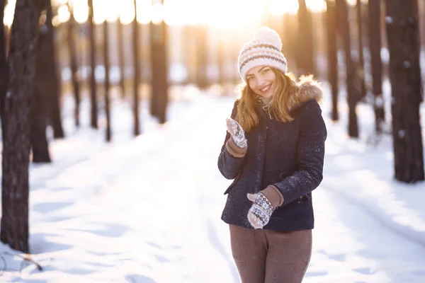 Portrait Beautiful Girl Blue Jacket Knitted Hat Mittens Posing Sunset — Stock Photo, Image