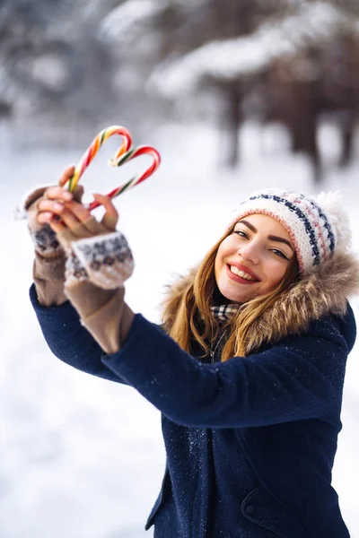 Mooi Jong Meisje Met Gebreide Muts Handschoenen Houdt Kerstsnoepjes Haar — Stockfoto