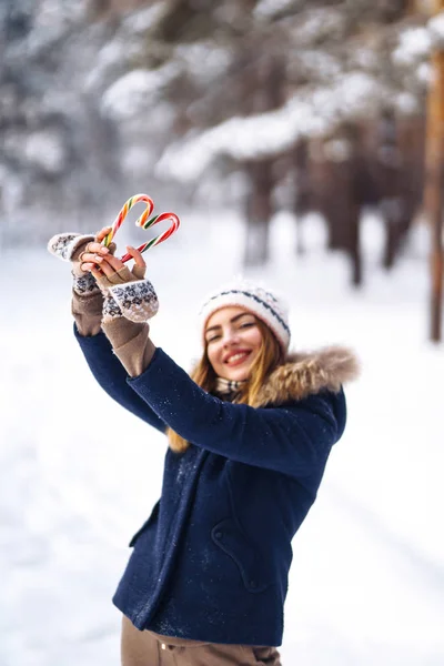 Hermosa Joven Con Sombrero Punto Guantes Sostiene Caramelos Navidad Sus —  Fotos de Stock