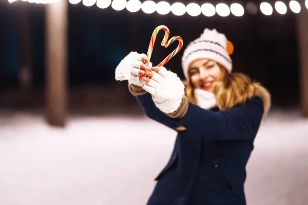 Caña Caramelo Navidad Las Manos Una Hermosa Niña Mitones Punto —  Fotos de Stock