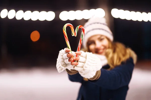 Caña Caramelo Navidad Las Manos Una Hermosa Niña Mitones Punto —  Fotos de Stock