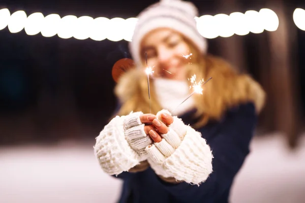 Sparklers Hands Beautiful Young Woman Winter Time Holding Sparkler Hand — ストック写真