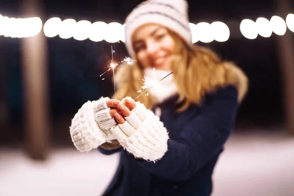 Sparklers Hands Beautiful Young Woman Winter Time Holding Sparkler Hand — ストック写真
