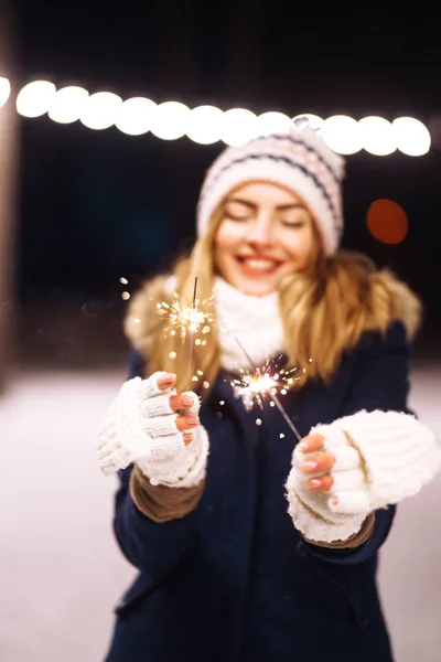 Sparklers Hands Beautiful Young Woman Winter Time Holding Sparkler Hand — ストック写真