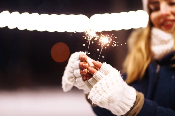 Sparklers Hands Beautiful Young Woman Winter Time Holding Sparkler Hand — ストック写真