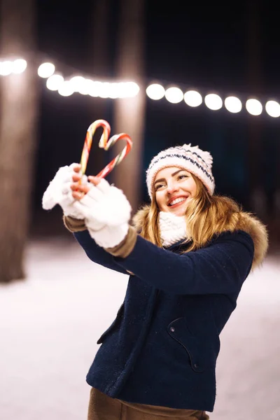 Beautiful Woman Knitted Hat Gloves Holds Christmas Candies Her Hands — ストック写真