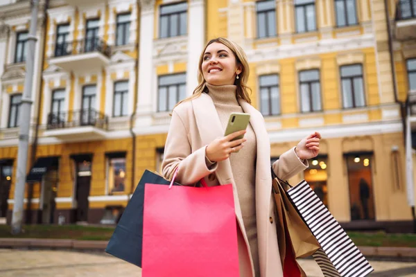 Mooie Vrouw Met Telefoon Genieten Van Winkelen Stad Straat Gelukkig — Stockfoto