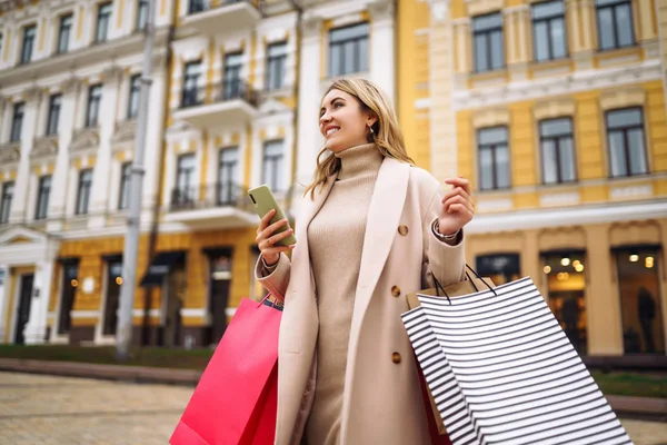 街中で買い物を楽しむ電話付きの美しい女性 通りにカラフルなショッピングバッグで買い物した後 幸せな女の子 消費主義 ショッピング ライフスタイルの概念 — ストック写真