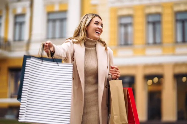 Das Schöne Mädchen Hält Bunte Tüten Mit Einkäufen Die Höhe — Stockfoto