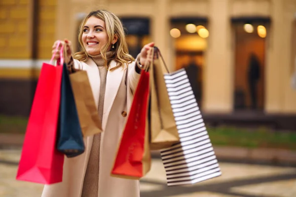Güzel Bir Kız Çok Renkli Çantalarla Alışveriş Yapıyor Şehir Caddesinde — Stok fotoğraf