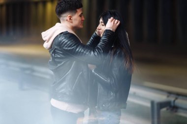 Genç çift birbirine sarılıyor ve yeraltı geçidinde eğleniyor. Bir çift adam ve kadın tünele giriyorlar. Birlikte olduğumuz için mutluyum. Aşk, romantik, tutku, şefkat konsepti.