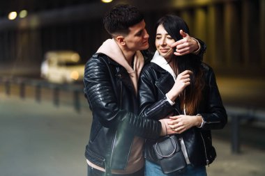 Genç çift birbirine sarılıyor ve yeraltı geçidinde eğleniyor. Bir çift adam ve kadın tünele giriyorlar. Birlikte olduğumuz için mutluyum. Aşk, romantik, tutku, şefkat konsepti.