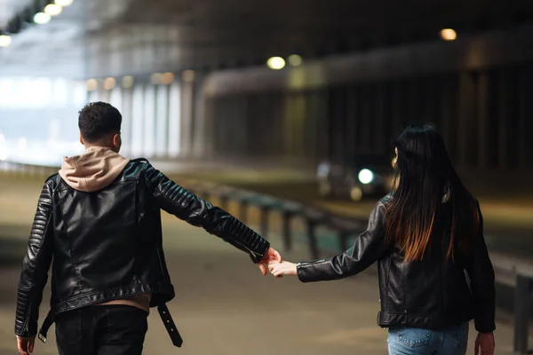 Vista Trasera Una Joven Pareja Cogida Mano Atravesando Túnel Oscuro —  Fotos de Stock