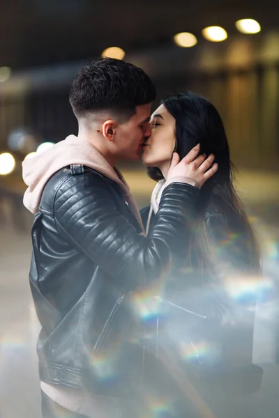 Pareja Joven Enamorada Abrazándose Besándose Cruce Subterráneo Historia Amor Feliz —  Fotos de Stock