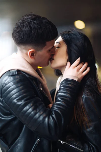 Pareja Joven Enamorada Abrazándose Besándose Cruce Subterráneo Historia Amor Feliz — Foto de Stock