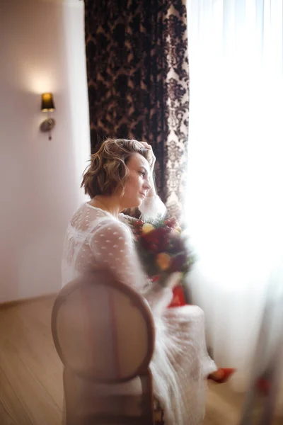 Mooie Bruid Met Bruiloft Bloemen Boeket Witte Luxe Jurk Klaar — Stockfoto